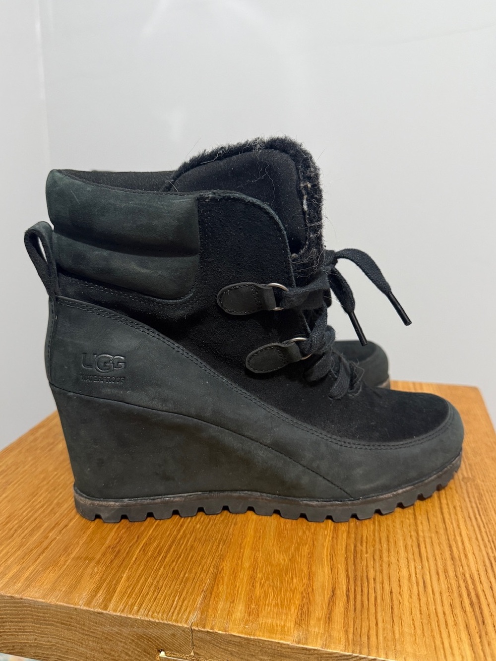 UGG Valory Womens 8 Black Suede Shearling Lace Up Wedge Ankle Boots Winter